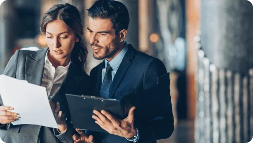 Personas revisando documentos de tasación
